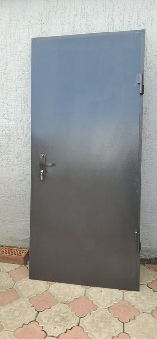 Продам дверь входная металический