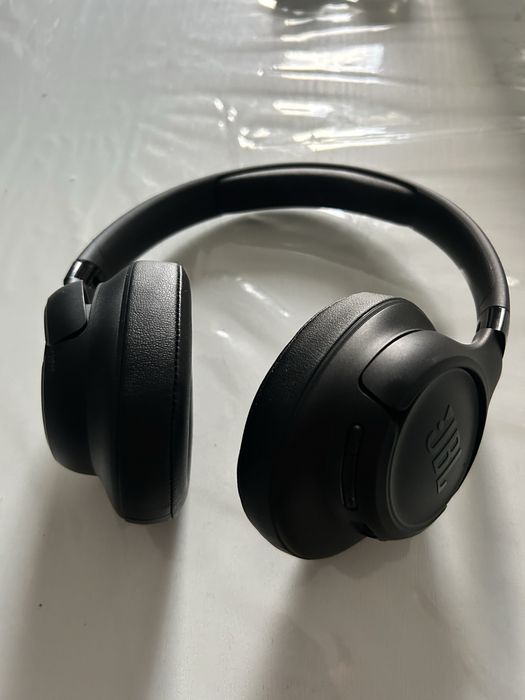 Срочно продам наушники JBL