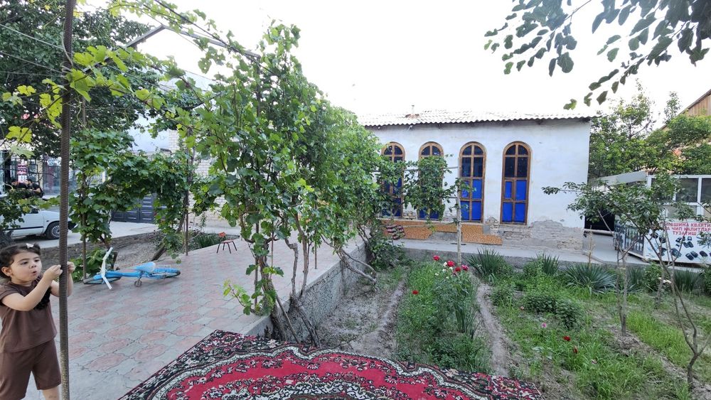 Жой сотилади запчас бозор ёнида