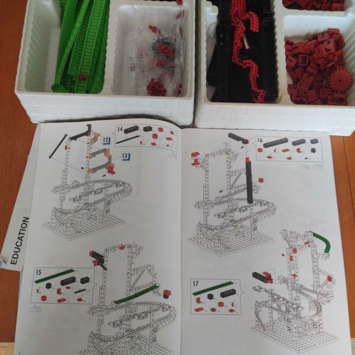 Конструктор "Fischer Technik" за сглобяване на писти с топчета.