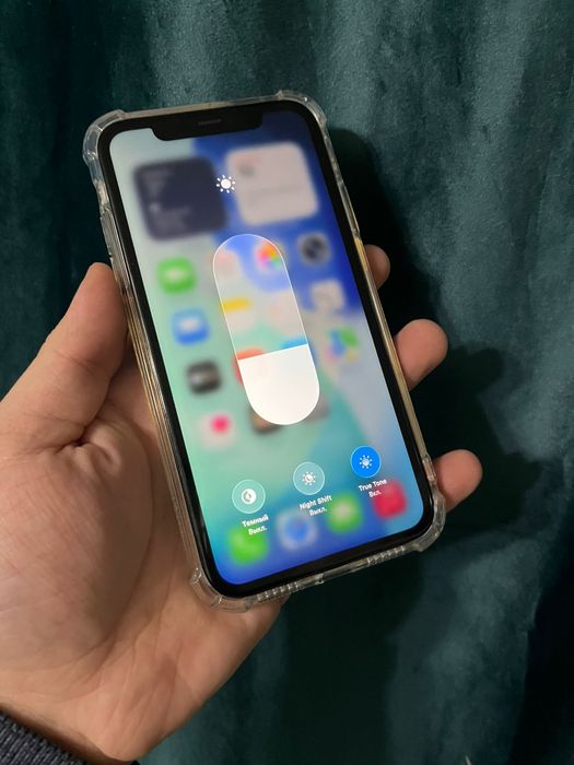 В продаже Айфон 11.