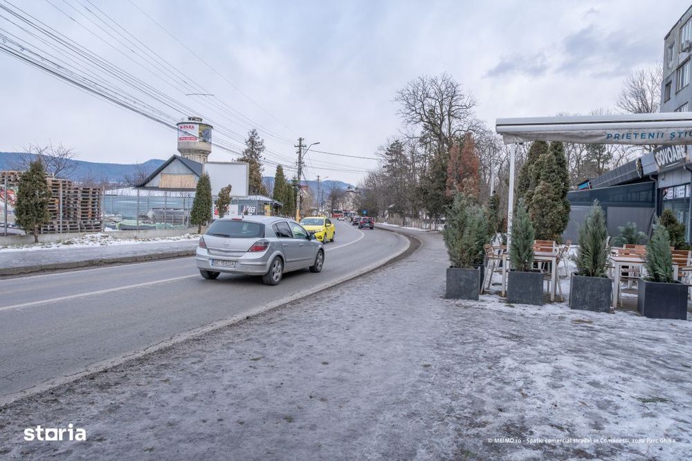 Comanesti, langa Politie – geamuri mari, vizibil