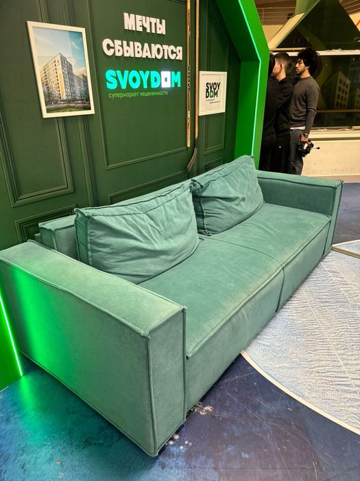 Большой зеленый диван