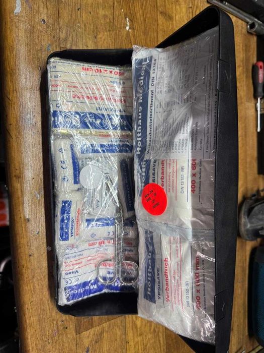 Аптечка автомобильная на БМВ Х5, Е39, Е46