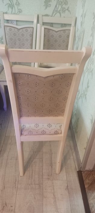Подаю стулья деревянные с обивкой
