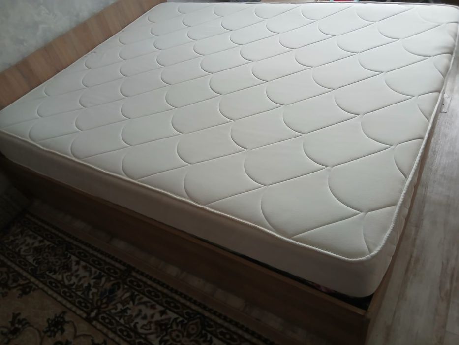 Кровать с  матрасом или матрас отдельно, размер160*200