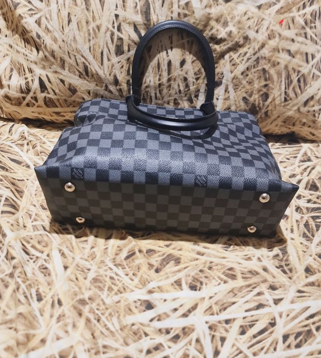 Луксозна дамска чанта Louis Vuitton от качествена изкуствена кожа.Нова