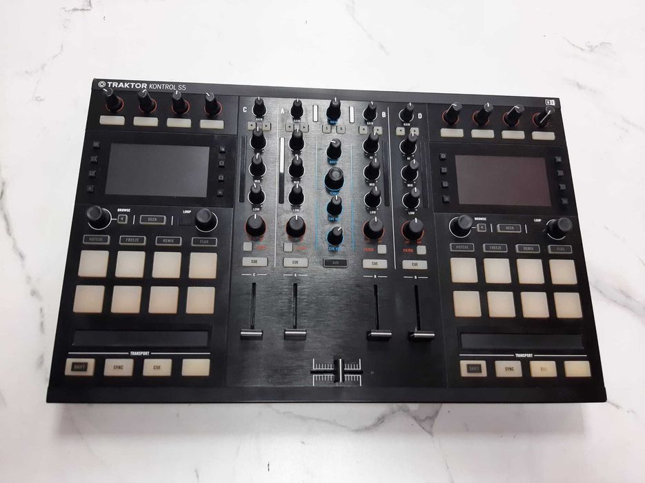 Used Products Dorobanti/Controller Dj Traktor Kontrol S5, All in one, Touchsensitive, Placa de sunet, 16 pad-uri RGB, Negru/Garantie 12 LUNI