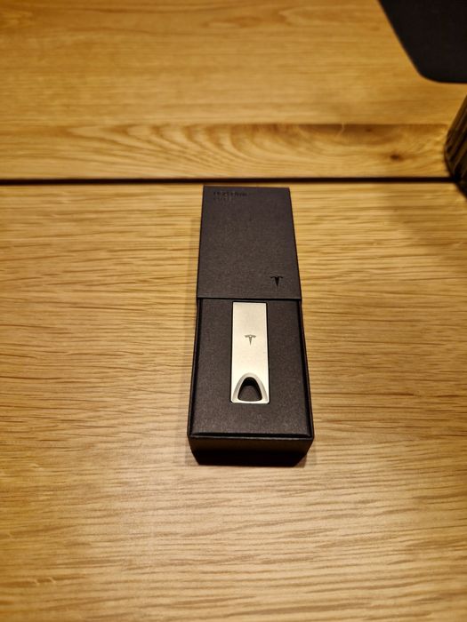 Tesla USB Drive 128GB original, USB 3.1, nou