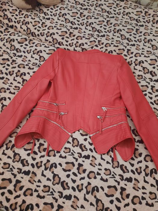 Geaca de piele rosie