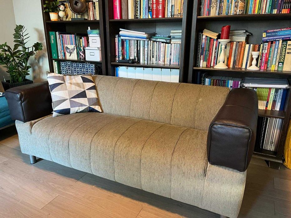 Vand canapea 2 locuri , manere imbracte in piele