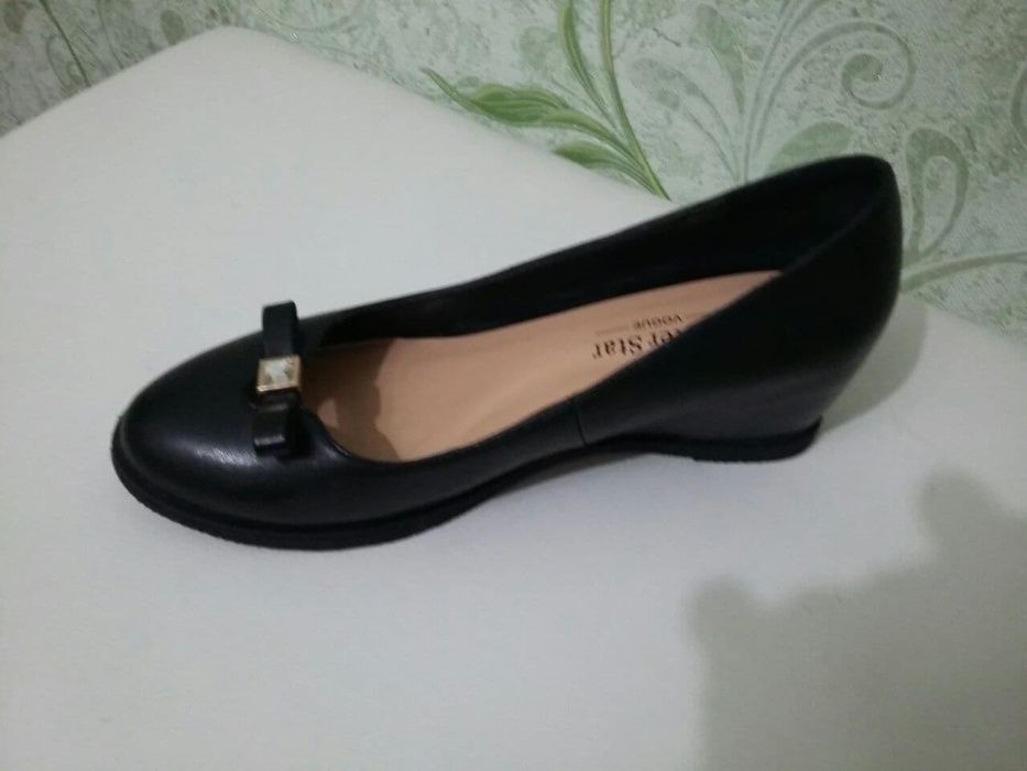 Туфли черного цвета (танкетки)