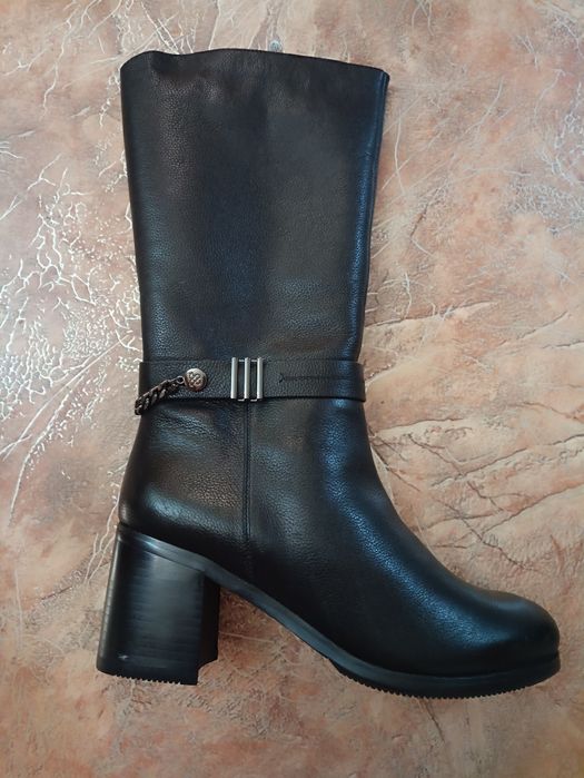 Продам новые зимние кожаные сапоги