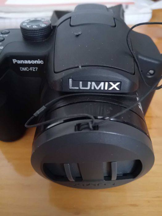Vând cameră foto digitală Panasonic Lumix DMC-FZ7