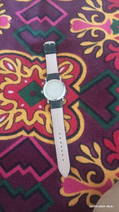 Cartier soati  universal stil uchun