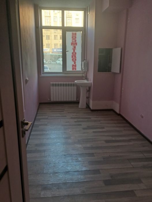 Паркентский,трехкомнатный офис 72м2, вдоль дороги