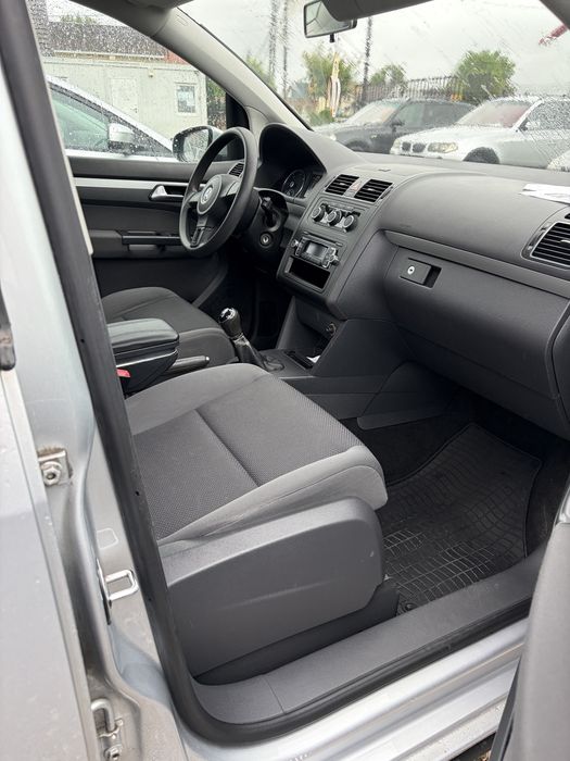 Volkswagen Touran 1.6 TDI 105 CP, 5 locuri