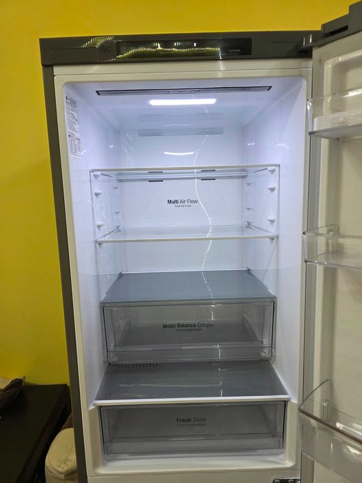 Хладилник с долен фризер