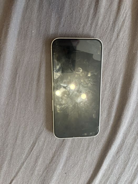 Продавам iphone 13