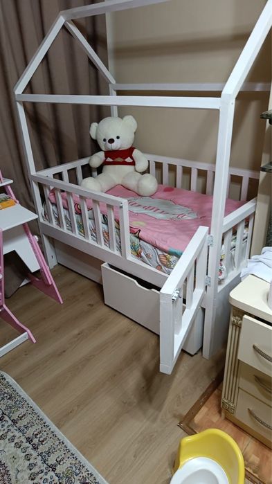 Кровать детская домик