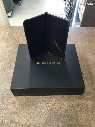 Vand/Schimb Honor Magic V2, încă în garanție.