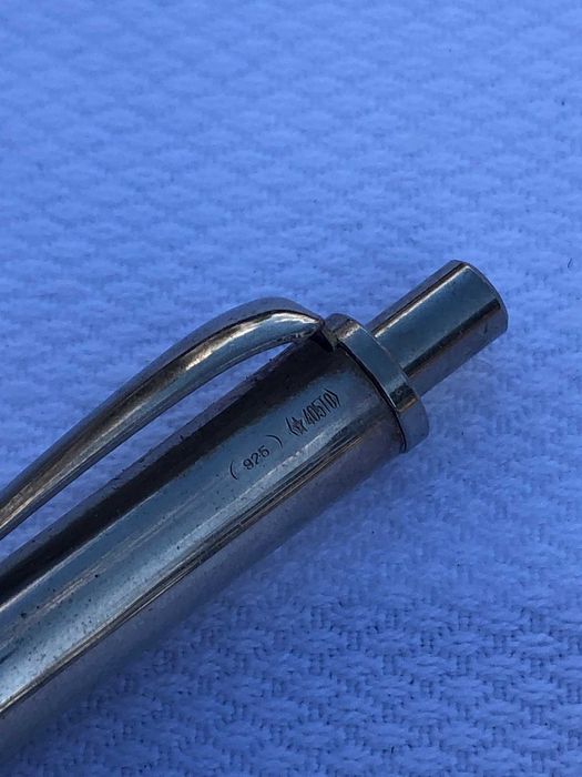 Lupa si pixuri de argint