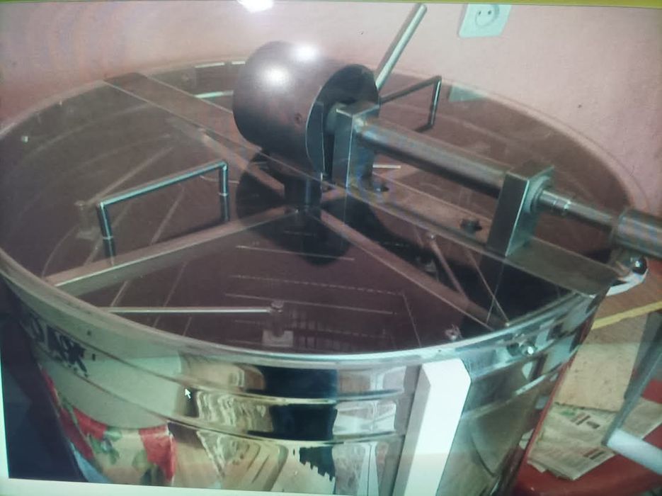Vand 9 familii albine +2 roiuri, 15 lăzi poliuretan, centrifuga inox ,