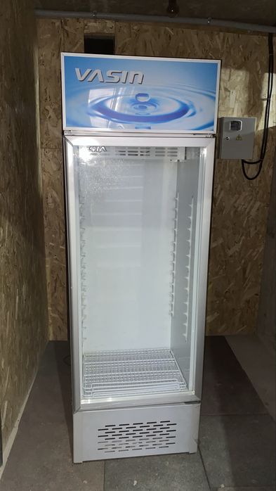 Продается витринный холодильник