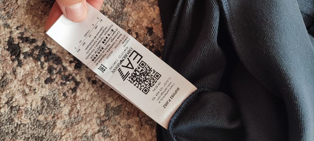 Vând bluza Armani noua