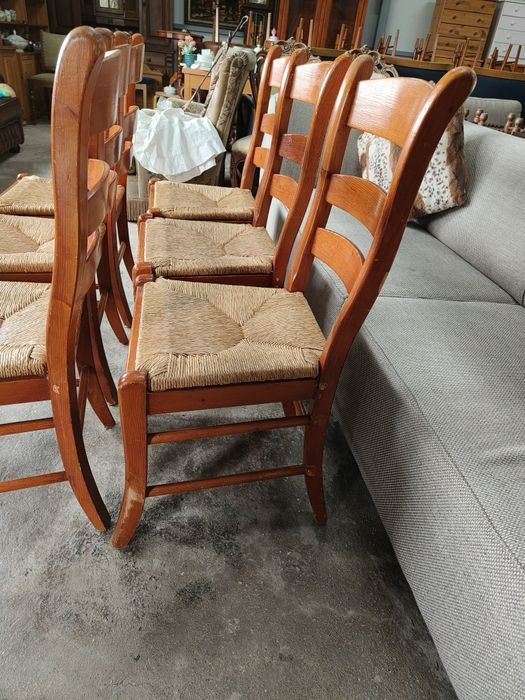 Шест трапезни стола