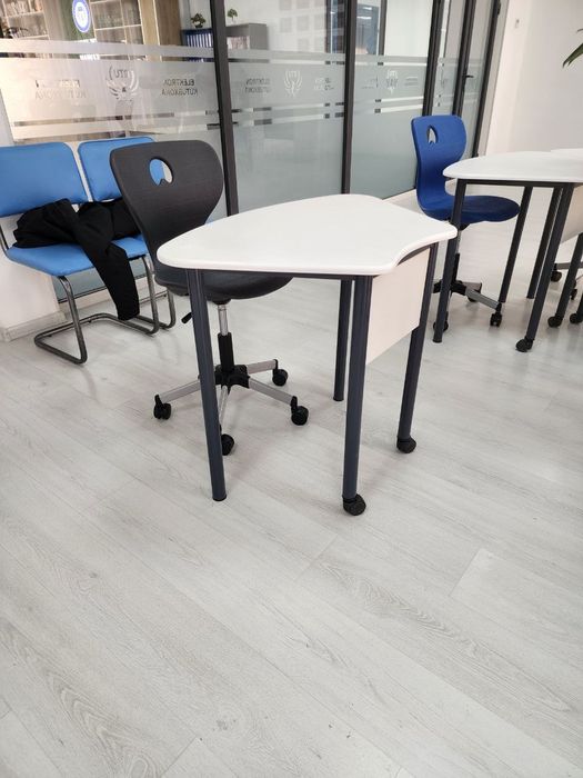 Парта ромашка, стулья Турецкие,Современные школьные парты и стулья.