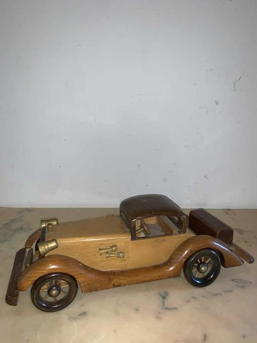 Mașina de jucărie - model cadillac din lemn
