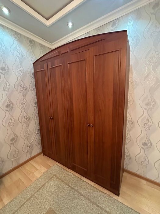 Спальный гарнитур: шкаф, кровать с тумбочками, комод с зеркалом