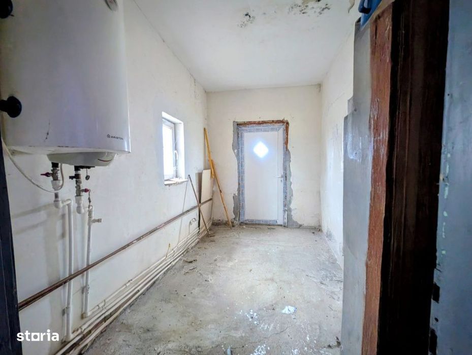 Hala de productie + casa de locuit, cu teren generos - in Hodis, comun