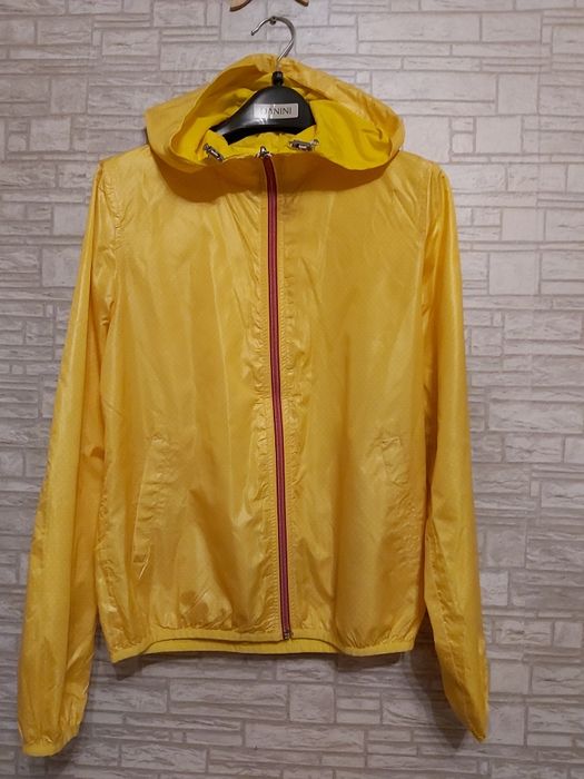 Жълта двулицева ветровка