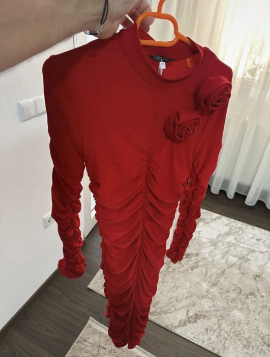 Rochie rosie cu fronseuri si trandafiri aplicati