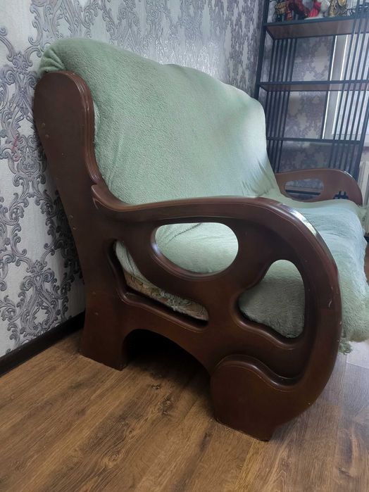 Продам диван дерево