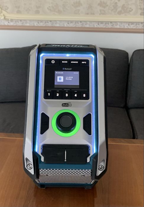 radio makita DMR115