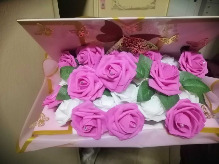 Кутия с цветя и вино