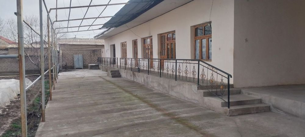 Hovli uy sotiladi