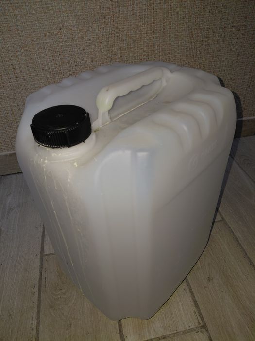 Продам пустые б/у канистры с крышкой 500₸