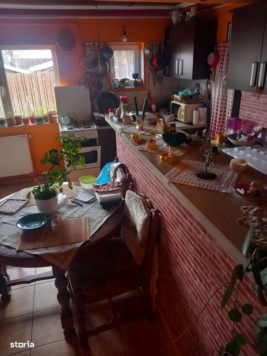 Casa cu etaj,cu garaj, mobilată, utilată, imediat ocupabila Campenita