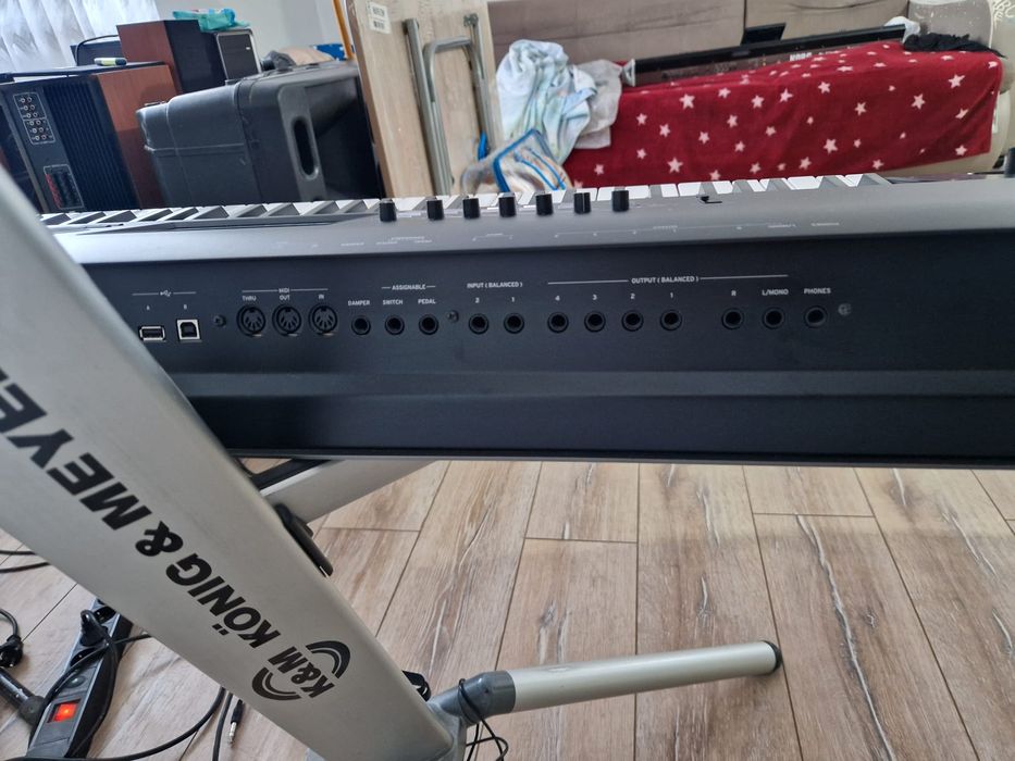 Vând orga Korg Nautilus 73 work station, cu stativ și husă