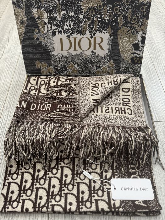 Дамски шалове DIOR