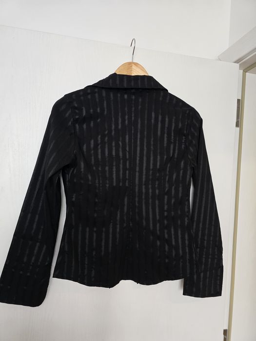 Черна раирана риза