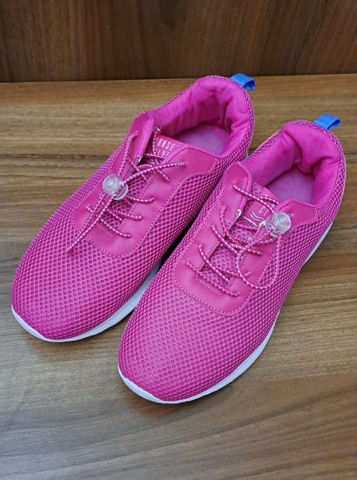 Кроссовки,  состояние отличное,  размер 37, длина по стельке 24см