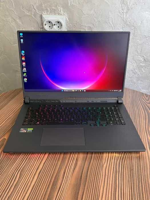 Asus Rog Strix  (Ryzen 9 / 240 Hz / 17.3)