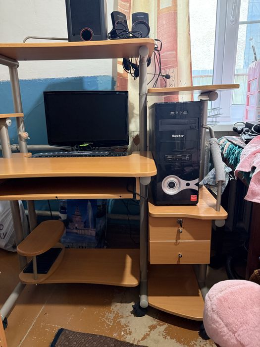 Продам компьютерный стол