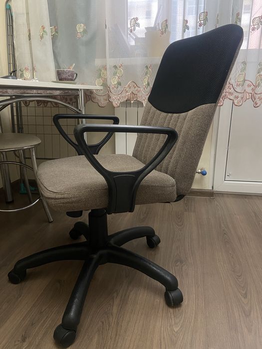 Кресло офисное на роликах 1шт