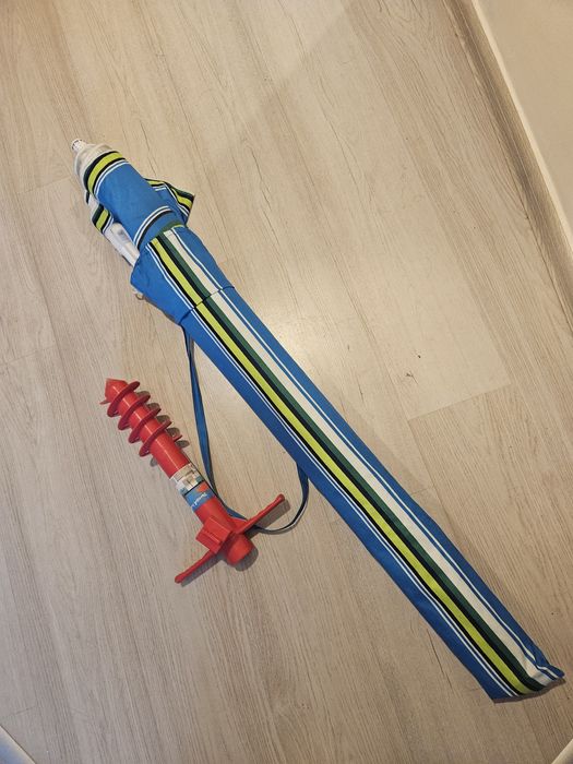 Стабилен плажен чадър и винтил за забиване в пясъка